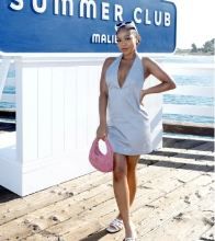 Gigi Hadid con un look de mocasines y medias que se viralizó 