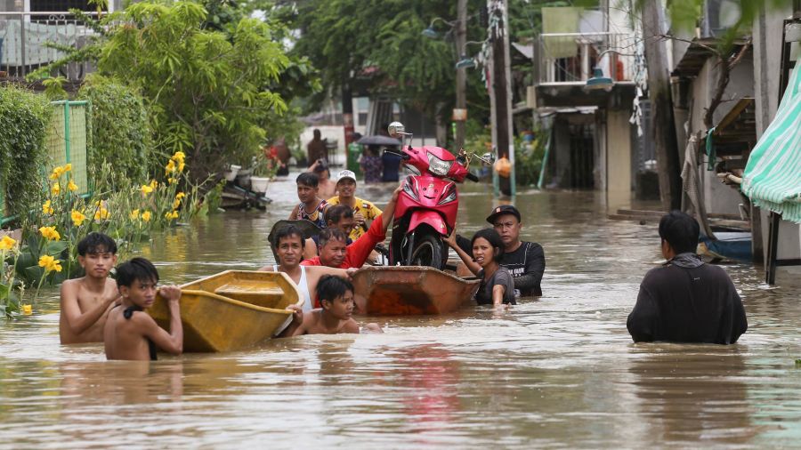 Fotogaleria Residentes transportan una motocicleta en un bote para en medio de las inundaciones dejadas por las lluvias torrenciales del tifón Doksuri en Filipinas