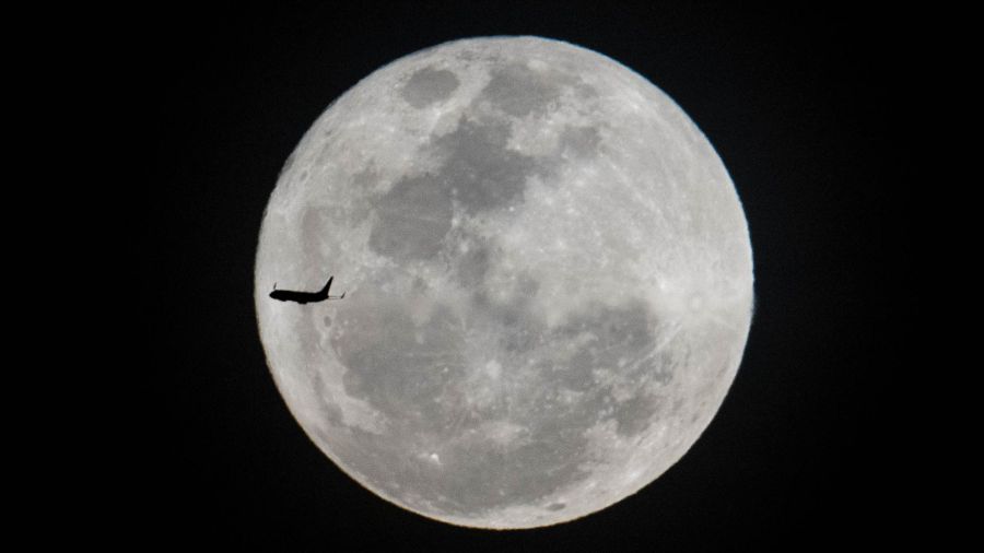 Fotogaleria La segunda superluna de 2023, también conocida como Luna Esturión, sale detrás de un avión de pasajeros en Río de Janeiro, Brasil