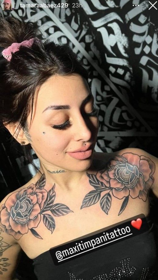 Tamara Báez soprendió al mostrar los dos enormes tatuajes que se hizo en su pecho