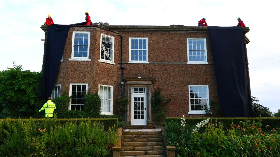 Activistas climáticos fueron detenidos tras tapar por completo con una tela negra la casa de Sunak