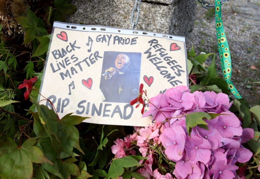 El funeral de Sinéad O'Connor reúne a miles de personas en un recondito pueblo costero de Irlanda