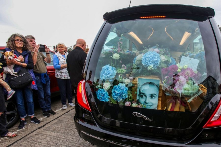 El funeral de Sinéad O'Connor reúne a miles de personas en un recondito pueblo costero de Irlanda