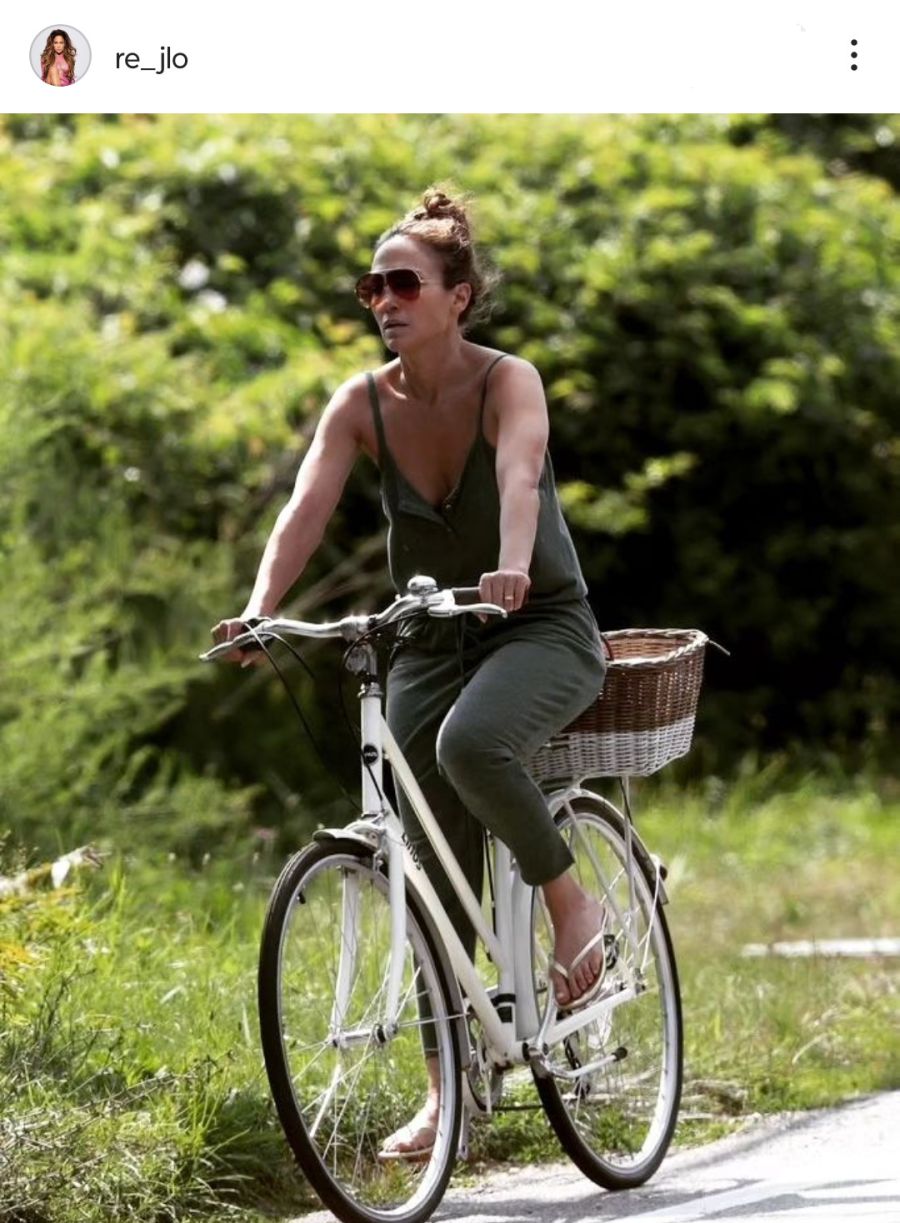 El versátil y cómodo look de Jennifer López en su viaje a los Hamptons