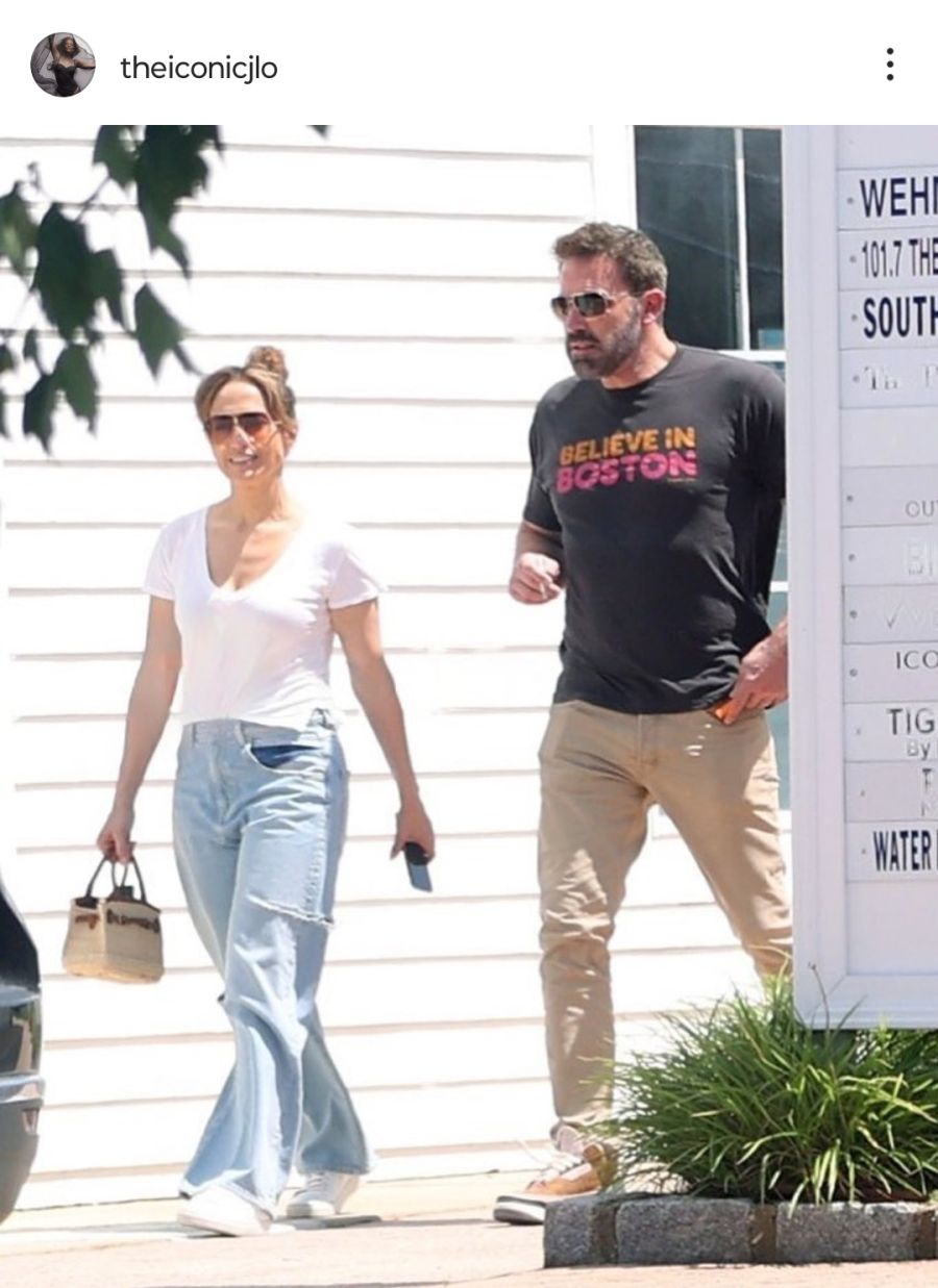 El versátil y cómodo look de Jennifer López en su viaje a los Hamptons