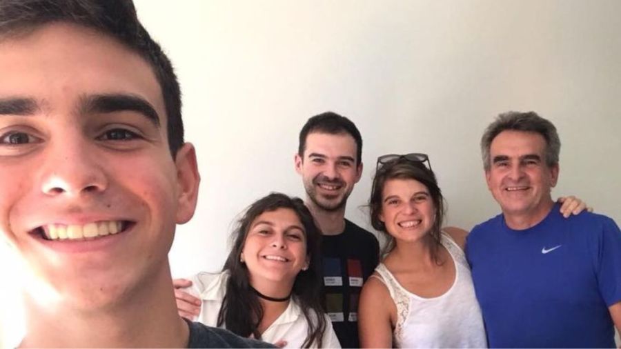 Agustín Rossi junto a sus 4 hijos