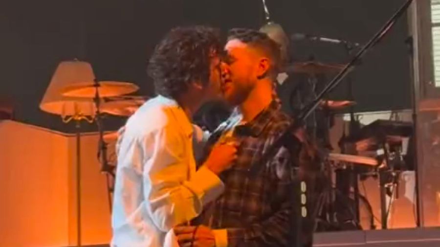 Demanda millonaria contra una banda de rock por un beso gay sobre el escenario en Malasia