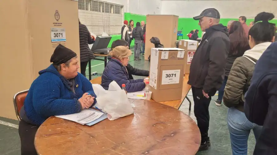 Elecciones en Caba, gente votando-20230813
