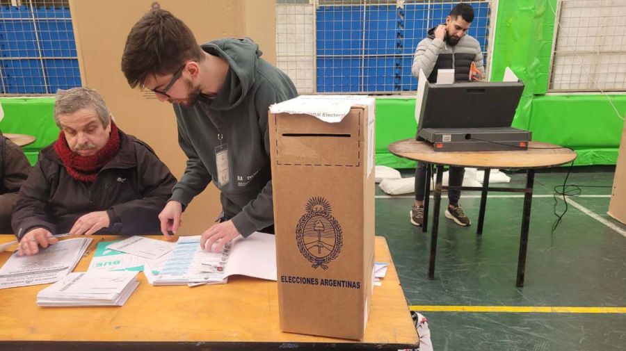 Elecciones en Caba, gente votando-20230813
