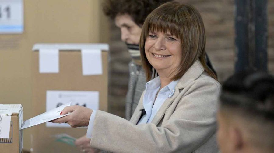 Elecciones Paso La precandidata presidencial argentina por el partido Juntos por el Cambio, Patricia Bullrich, vota durante las elecciones primarias en un colegio electoral en Buenos Aires el 13 de agosto de 2023.