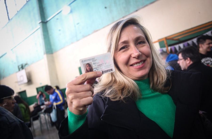 Myriam Bregman votando en Monserrat