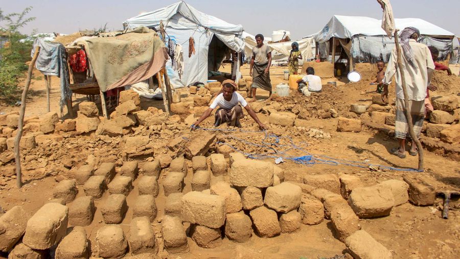 Fotogaleria Los yemeníes reconstruyen los refugios dañados por las lluvias torrenciales con ladrillos de barro, en un campamento improvisado para desplazados internos, en el distrito de Abs