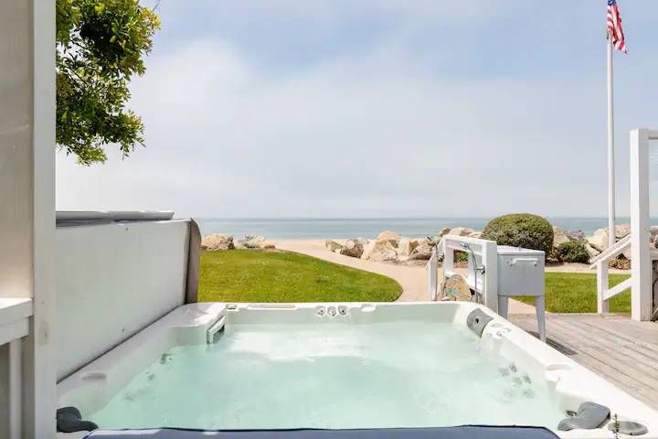 Cómo es la casa en la playa de Ashton Kutcher y Mila Kunis que está disponible en AIRBNB