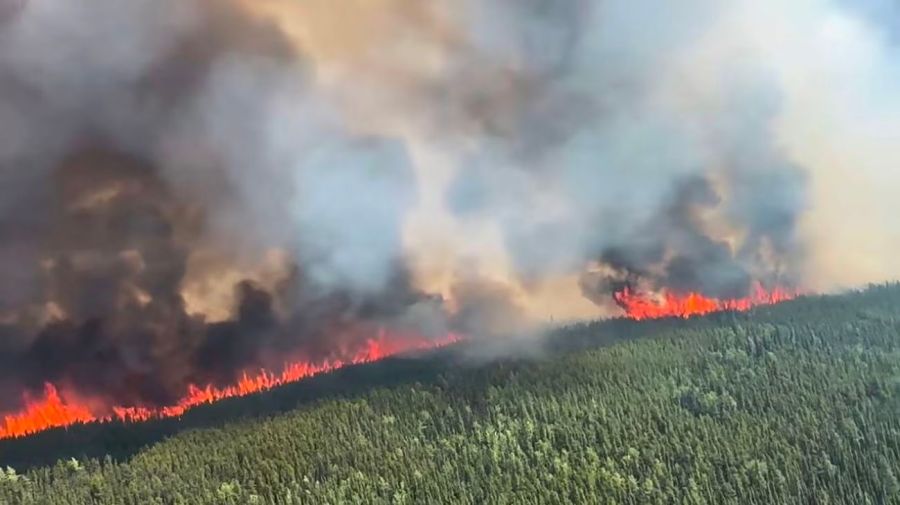 El éxodo de Yellowknife: vacían una ciudad entera por los incendios en Canadá