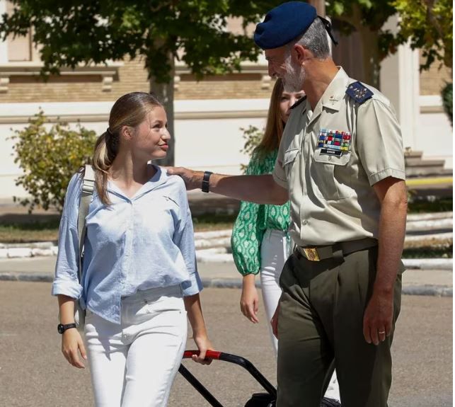 Jean y Camisa: El look casual de Leonor para su ingreso a la Academia militar de Zaragoza