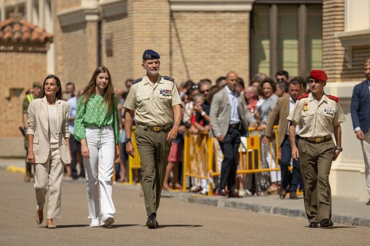 La Princesa Leonor ingresó en la Academia militar de Zaragoza acompañada por los Reyes y por la Infanta Sofía
