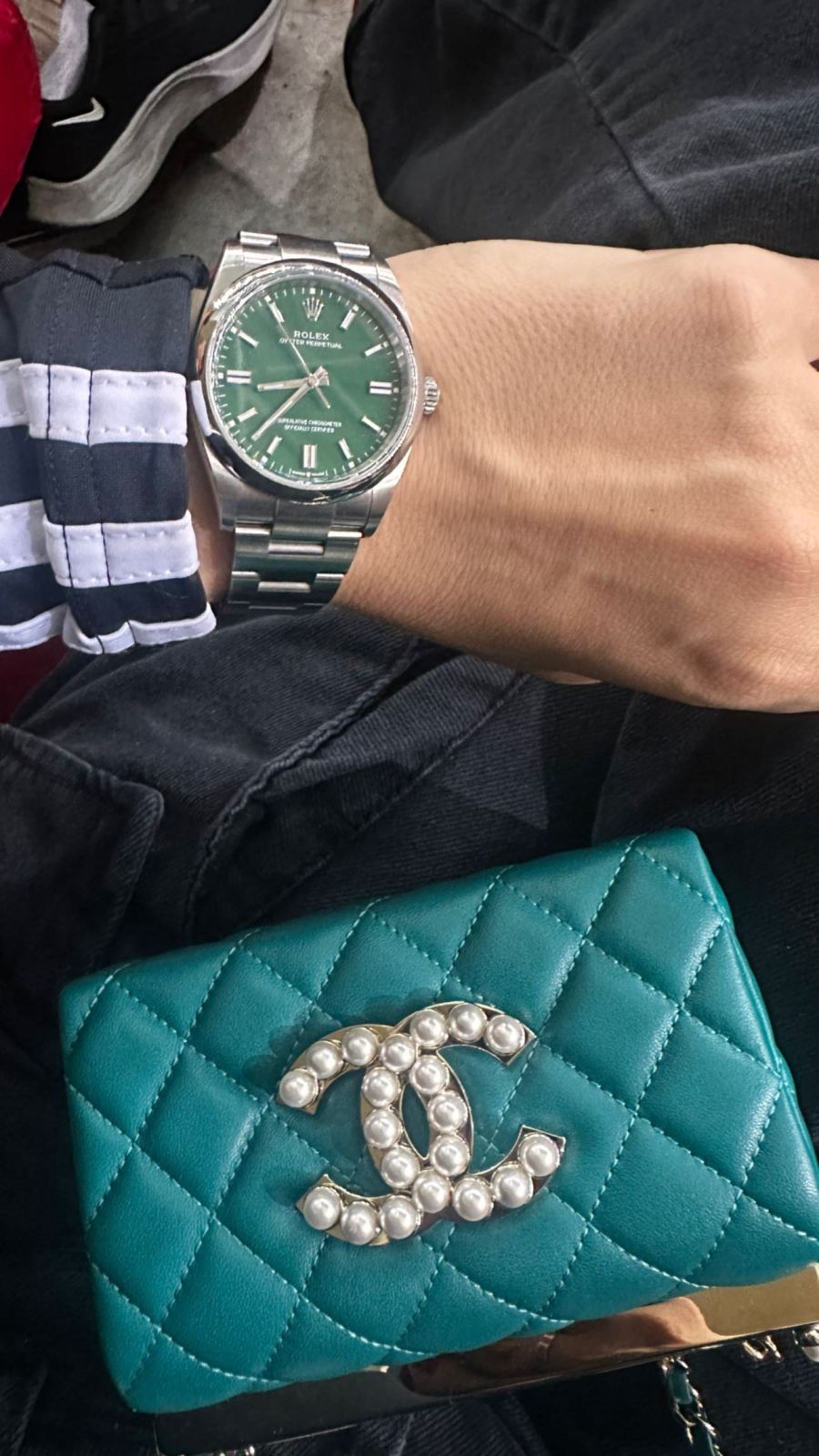 Wanda Nara lució un Rolex y una Mini Bag Chanel que suman 12850 dólares en el partido de Mauro Icardi