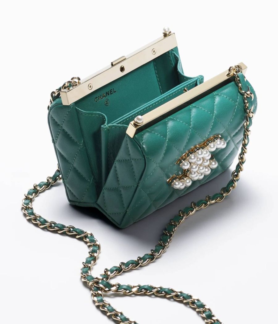 Wanda Nara lució un Rolex y una Mini Bag Chanel que suman 12850 dólares en el partido de Mauro Icardi