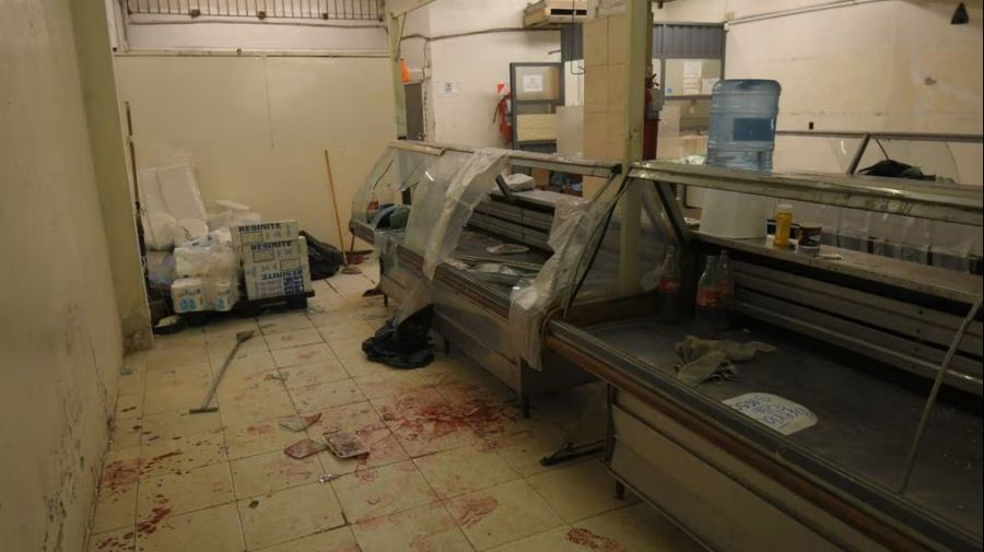 Las vacías heladeras de una carnicería saqueada en Las Heras, Mendoza.