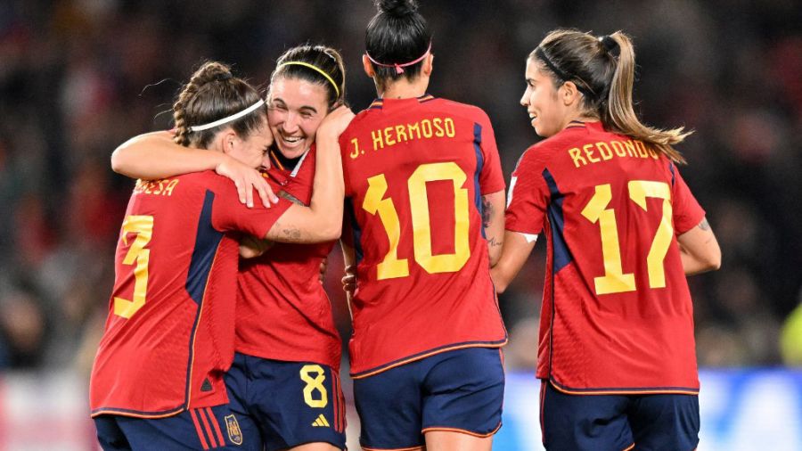 Todos los abrazos para Olga Carmona, que marcó la apertura de España en la gran final del Mundial Femenino.