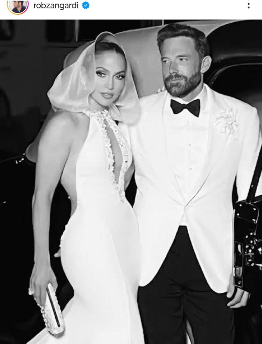 A lo Cocó Chanel: el increíble vestido bordado con perlas que JLo usó en su boda