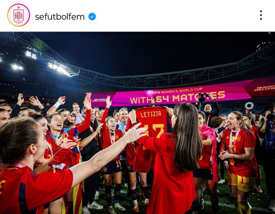 Básicos de otoño y color rojo: los elegidos de la Infanta Sofía para la final de fútbol femenino