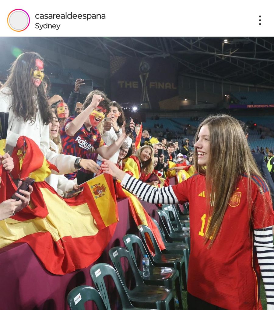 Básicos de otoño y color rojo: los elegidos de la Infanta Sofía para la final de fútbol femenino