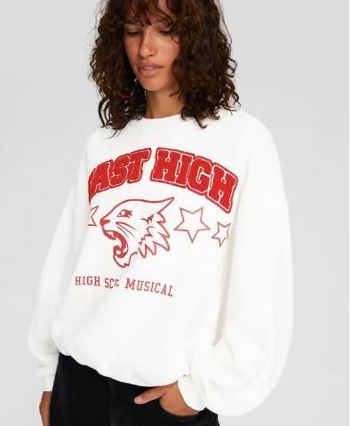 Bershka pone a la venta el buzoel buso de los Wildcats de High School musical que siempre quisimos tener