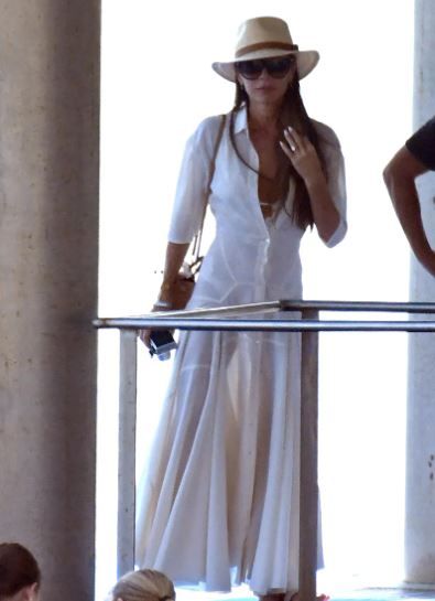 El vestido camisero de Victoria Beckham, lujo silencioso y elegancia casual