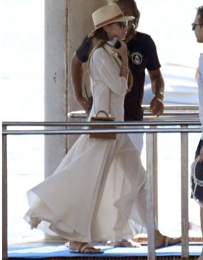 El vestido camisero de Victoria Beckham, lujo silencioso y elegancia casual