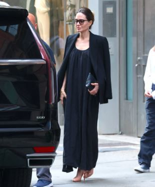 Total look, las 3 claves de Angelina Jolie para un look llamativo y elegante