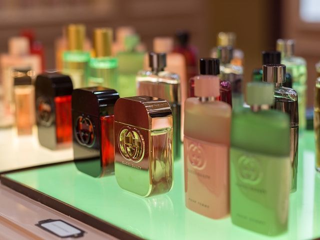 Los diseñadores detrás de los perfumes más famosos en la historia