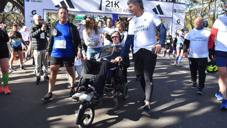 Ovacionado, Esteban Bullrich estuvo en los 21K de Buenos Aires, impulsando la lucha contra su enfermedad.