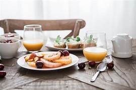 Levantarse temprano, desayunar bien e hidratarse, los trucos para comenzar la mañana según la IA
