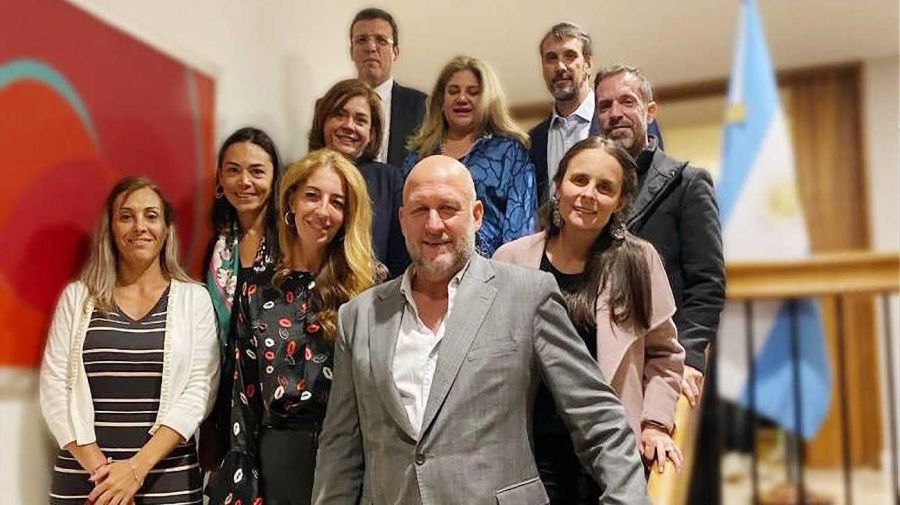 Grupo de profesionales y empresarias junto a founders de MCM en la reunión de vinculación comercial en el marco del Smart City Expo Bogotá, en junio pasado, junto al embajador de Argentina Gustavo Alejandro Dzugala.