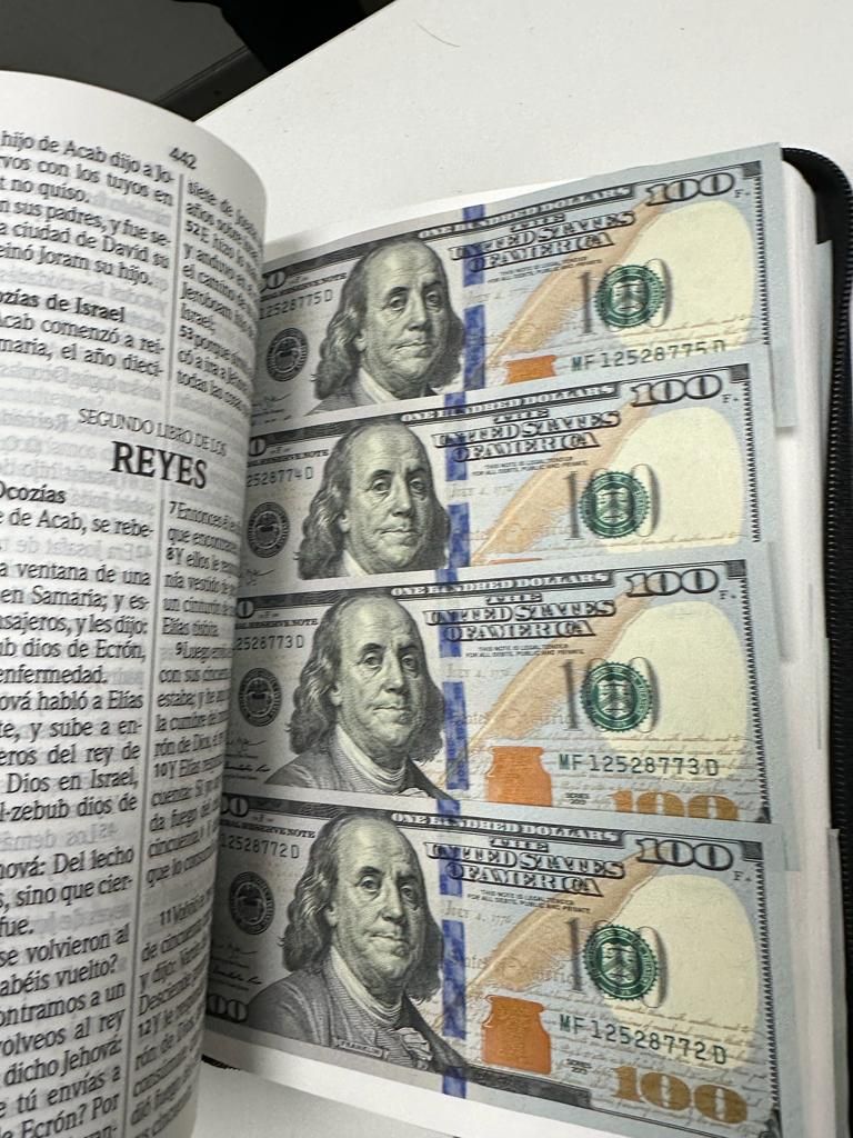 Aduana descubrió dólares ocultas en Biblias