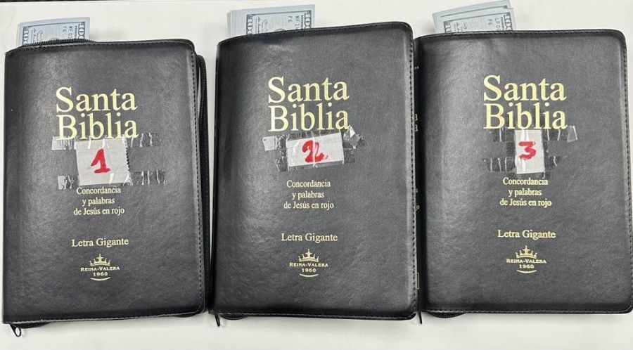 Aduana descubrió dólares ocultas en Biblias