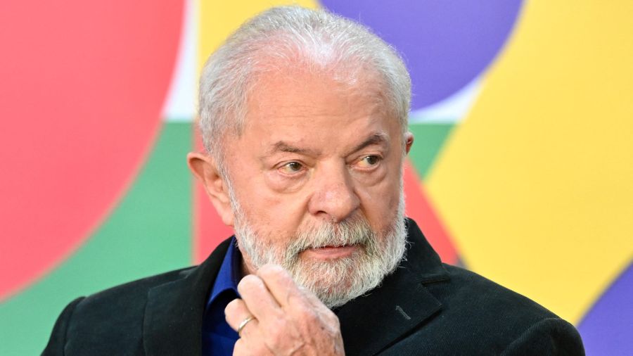 Fotogaleria El presidente brasileño, Luiz Inácio Lula da Silva, hace gestos durante la firma de la nueva ley que aumenta el ajuste anual del salario mínimo en el Palacio de Planalto en Brasilia