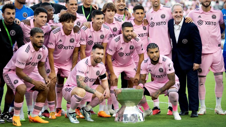 Fotogaleria Lionel Messi posa junto a sus compañeros de equipo con el trofeo de la Leagues Cup antes del partido de fútbol de la Major League Soccer (MLS) entre Inter Miami CF y Nashville SC