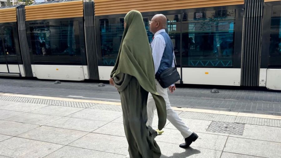 A pesar de la prohibición, casi 300 niñas asistieron a colegios franceses vistiendo la abaya, la larga túnica musulmana