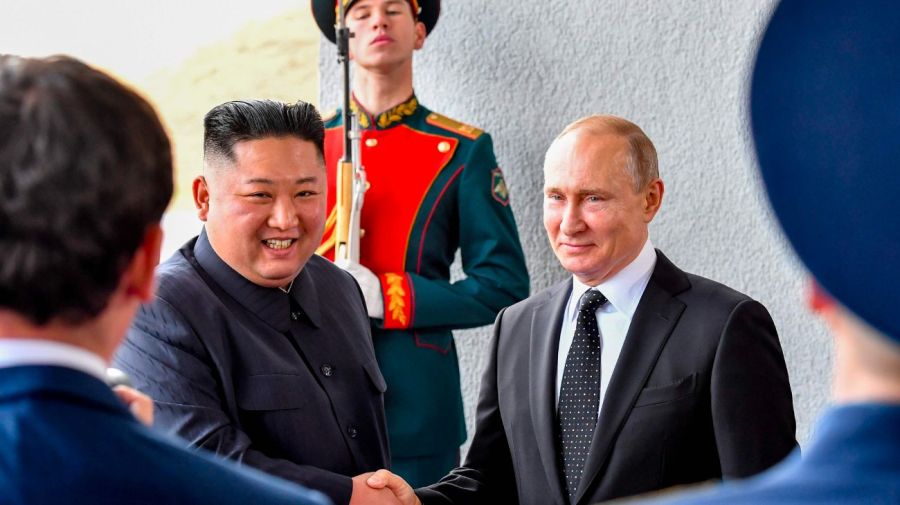 El lider de Corea del Norte, Kim Jong-un, iría en un tren blindado a Rusia para venderle misiles a Putin 