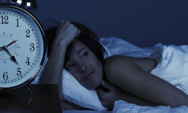 La necesidad de despertarse para orinar de forma seguida afecta tanto a hombres y mujeres.