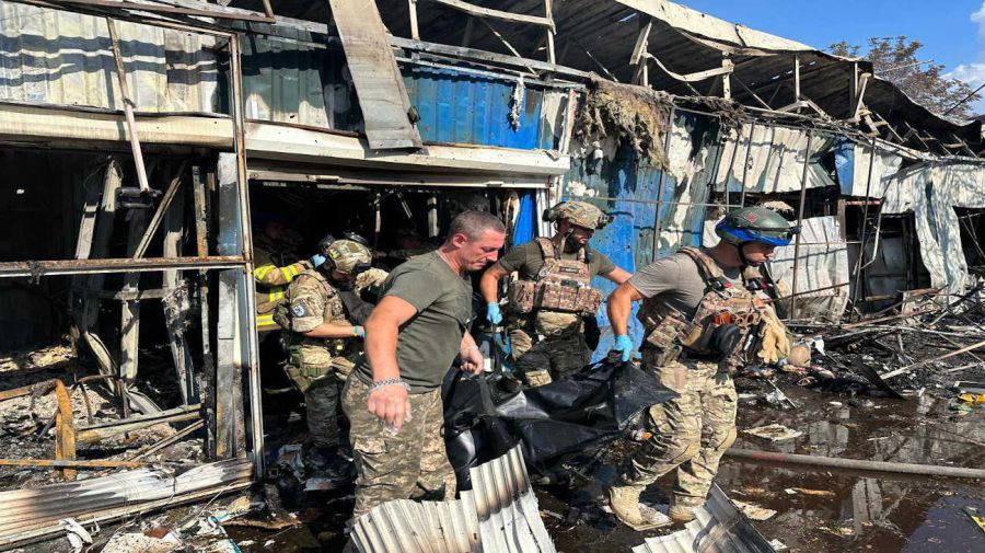 Ucrania 16 personas murieron tras un ataque con misiles a una ciudad comercial 20230906