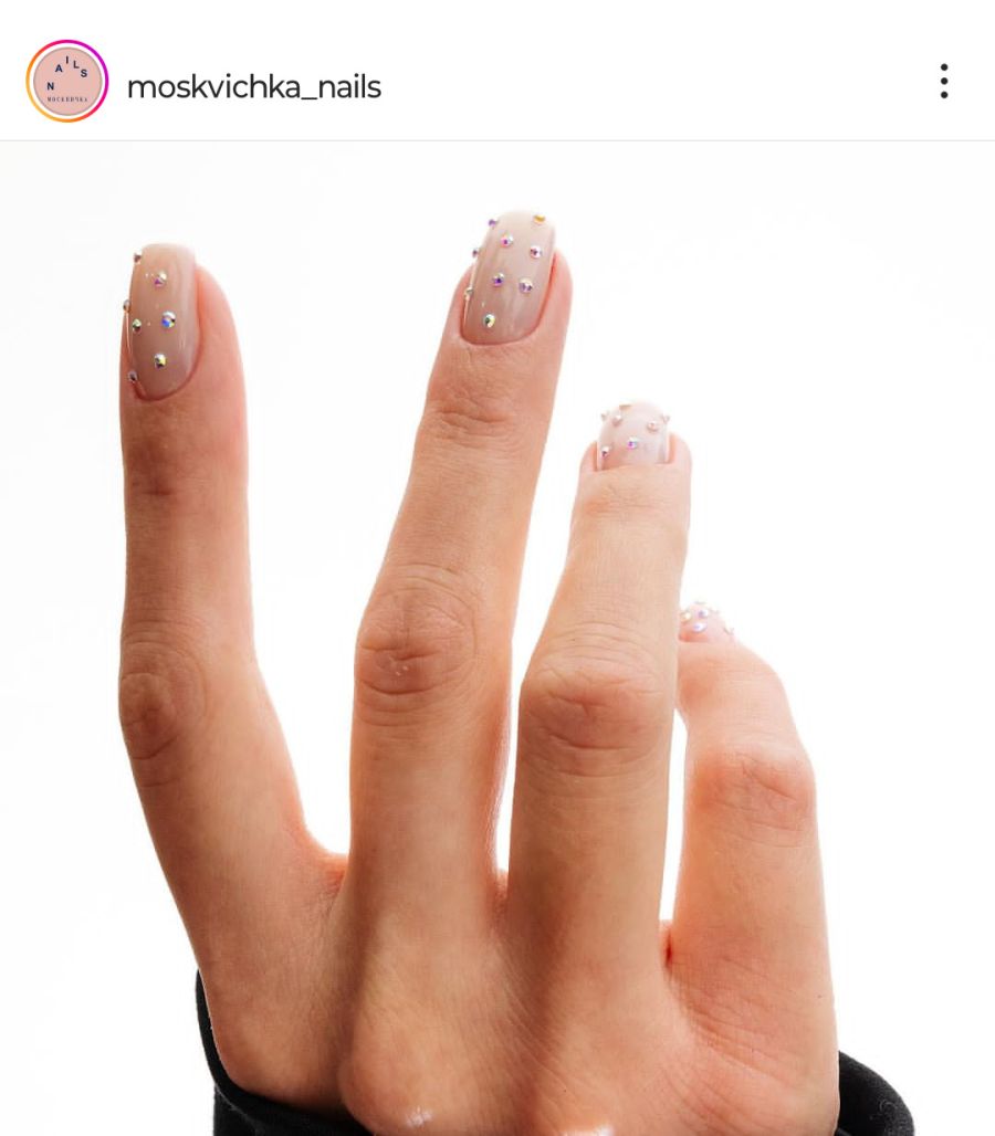 Charlize Theron apuesta por la tendencia de manicura minimalista 'polka dots'