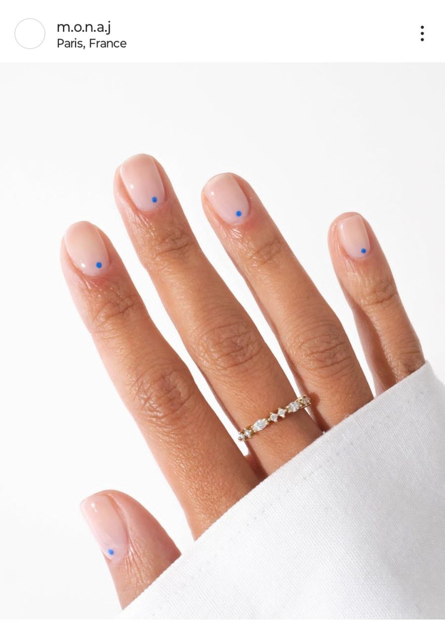 Charlize Theron apuesta por la tendencia de manicura minimalista 'polka dots'