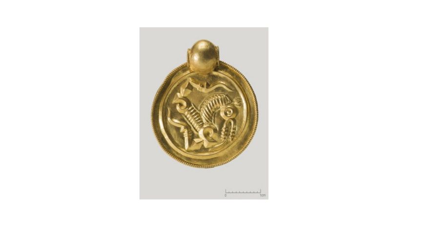 Noruega: compró un detector de metales para salir a caminar y encontró oro  y joyas del siglo VI