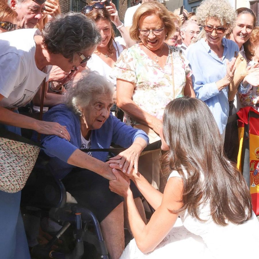 La reina Letizia es la nueva Lady Di: dejo ver su faceta más natural con niños y ancianos