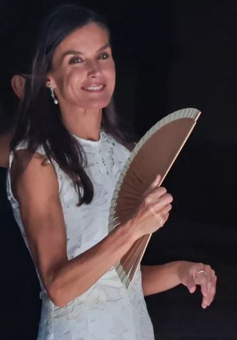 El vestido blanco y reutilizado de la Reina Letizia Ortiz