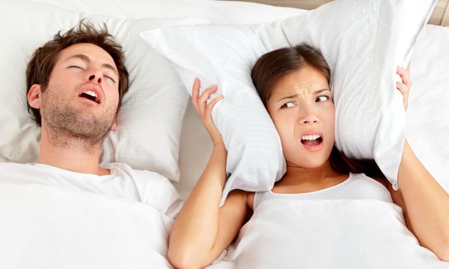 El fenómeno tiene lugar durante el sueño como consecuencia de la vibración de los tejidos blandos de la boca y la garganta.