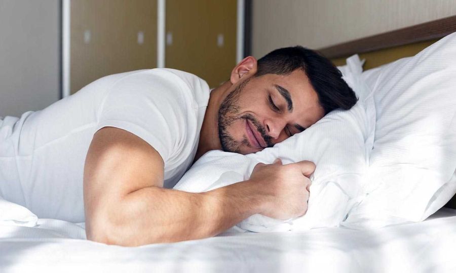 El fenómeno tiene lugar durante el sueño como consecuencia de la vibración de los tejidos blandos de la boca y la garganta.